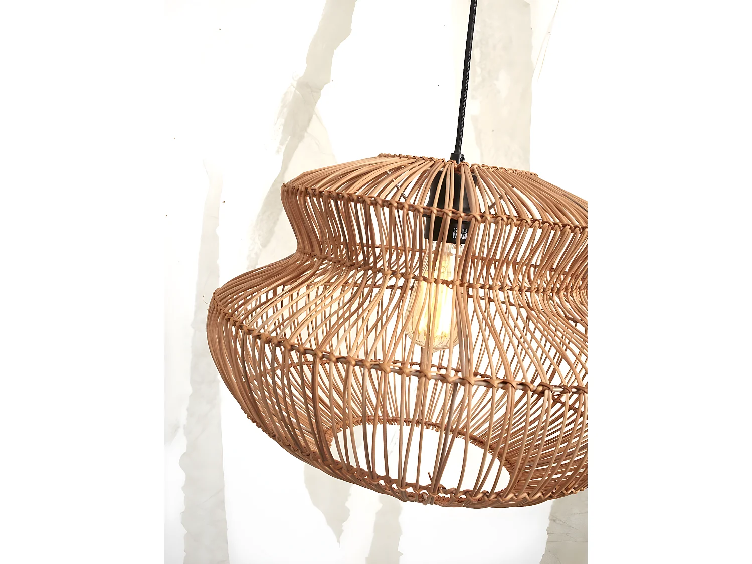 Suspension ronde en rotin beige avec fil noir gainé