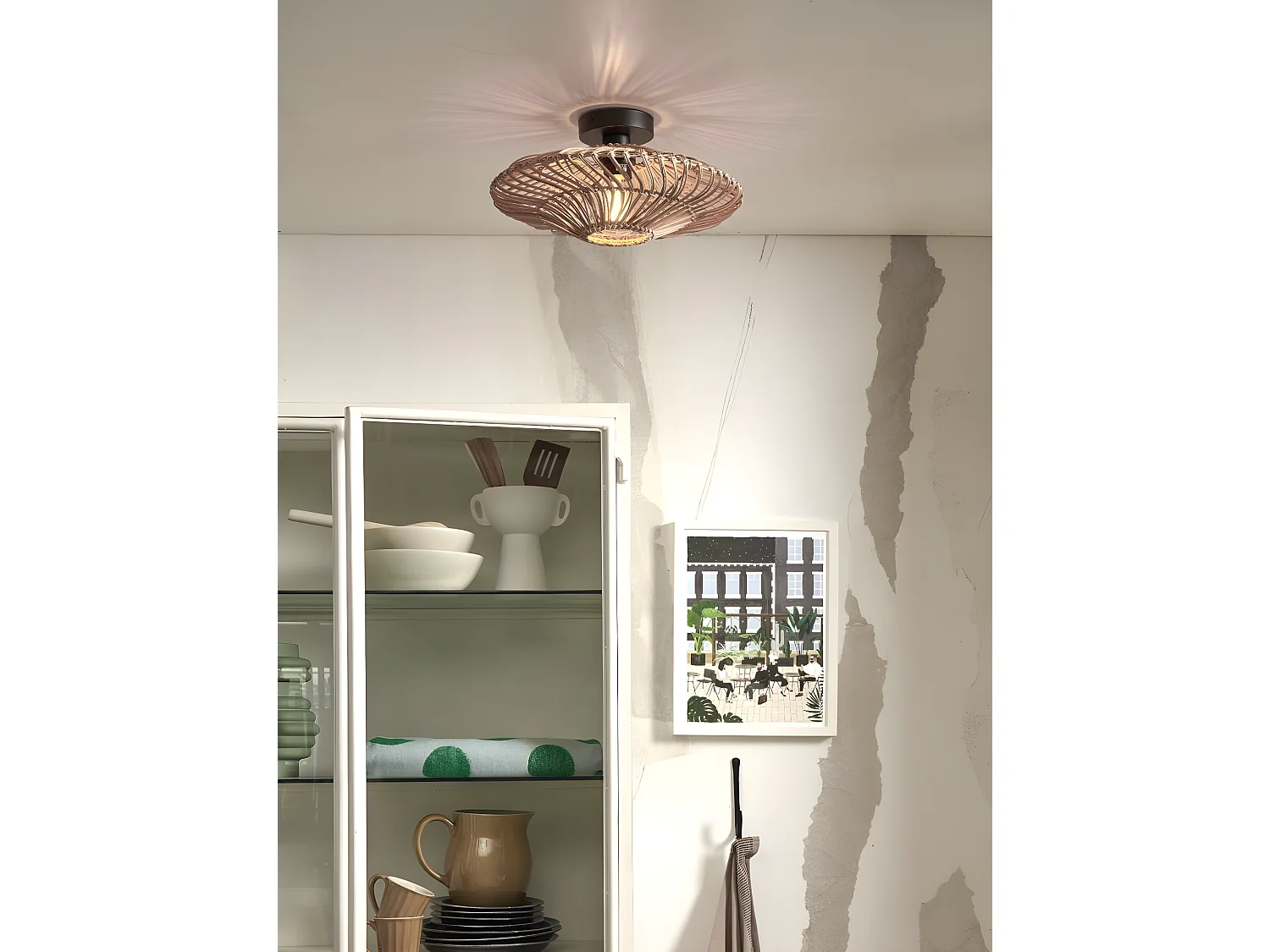 Ronde witte rotan plafondlamp met metalen voet