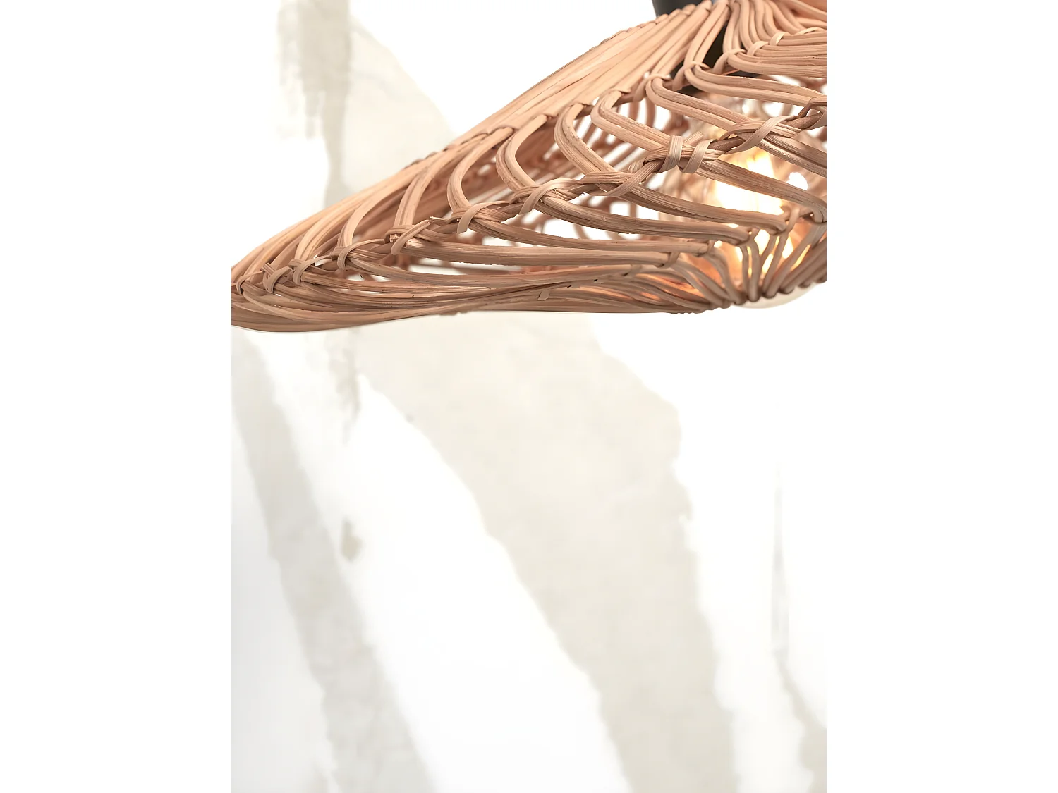 Ronde witte rotan plafondlamp met metalen voet