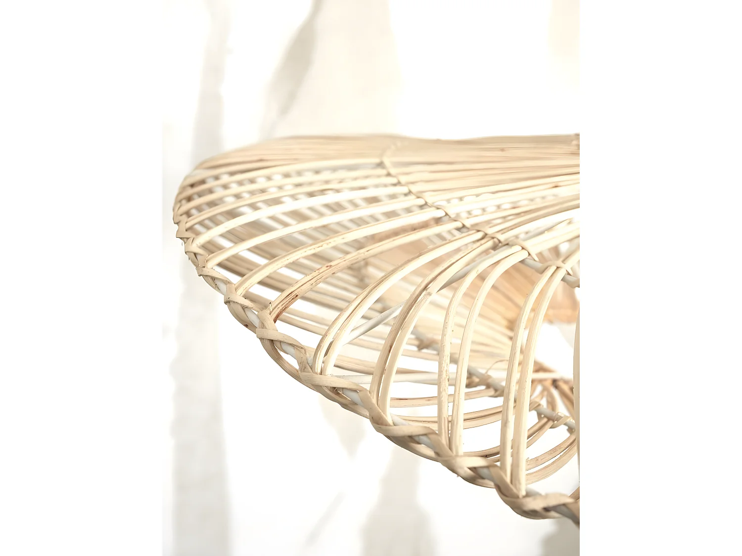 Plafonnier rond en rotin blanc avec base en métal