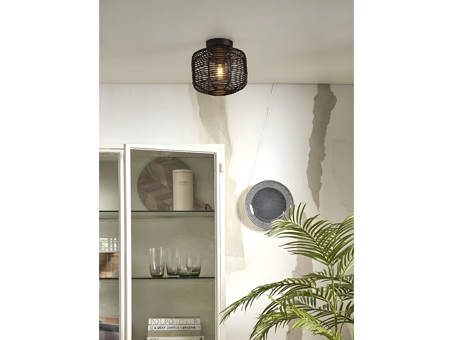 Ronde zwarte rotan plafondlamp met zwarte voet