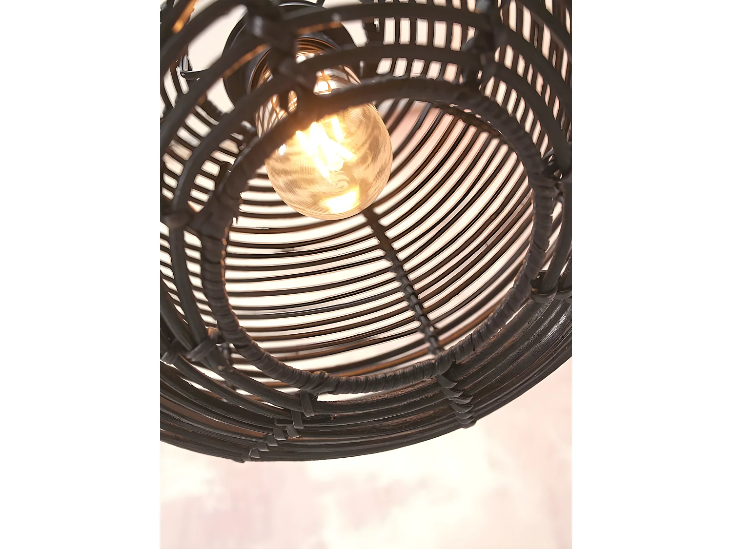 Ronde zwarte rotan plafondlamp met zwarte voet