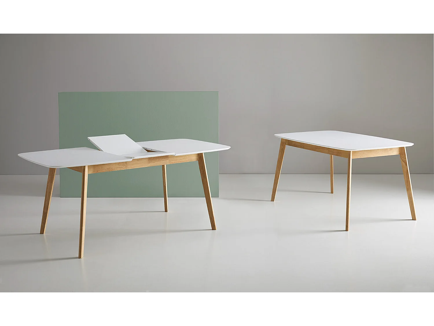 Petite table rectangulaire extensible blanc brillant et pieds naturel Askin 120 à 150cm