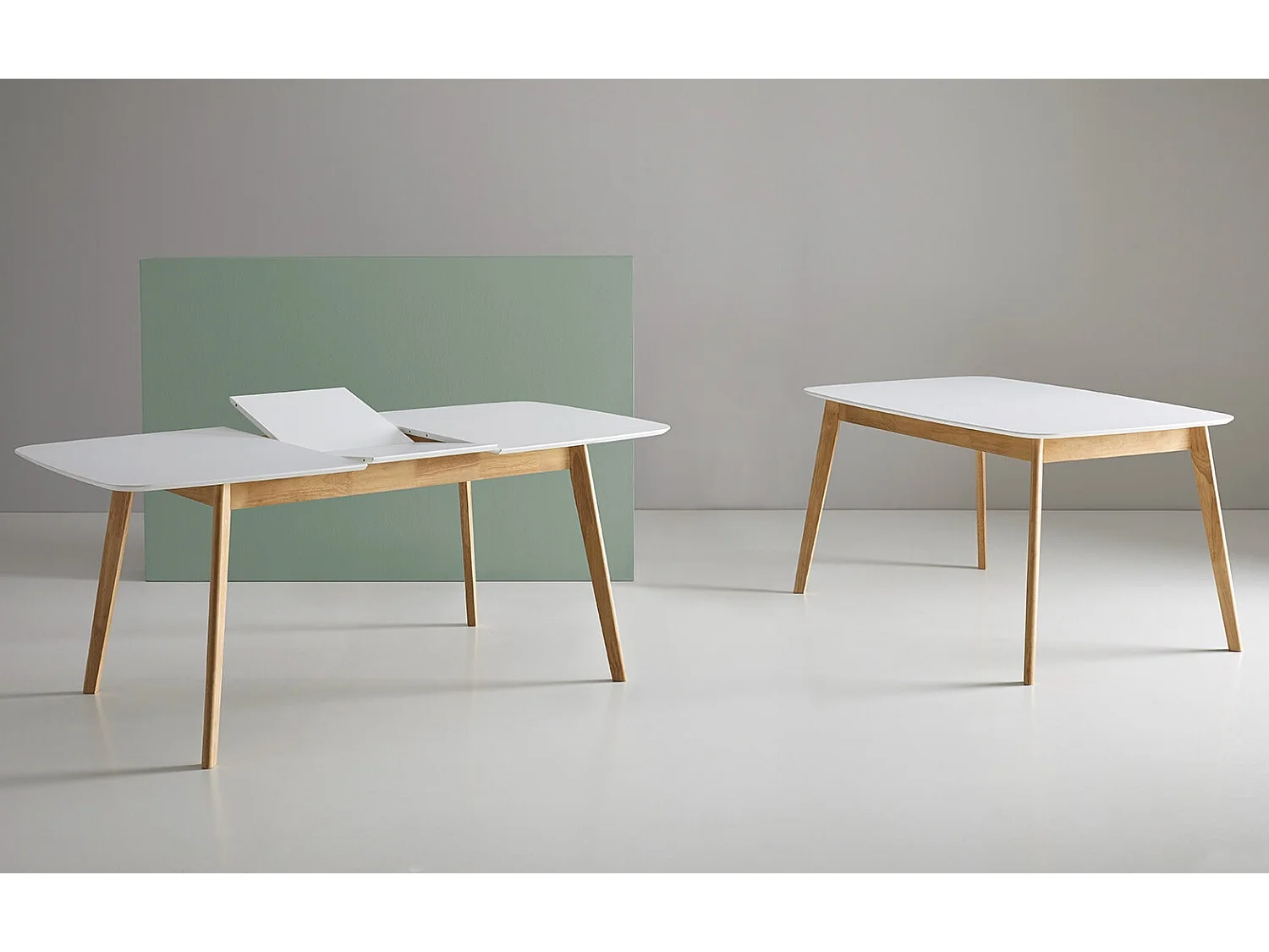 Table rectangulaire extensible scandinave blanc brillant et pieds bois clair Askin 140 à 180cm