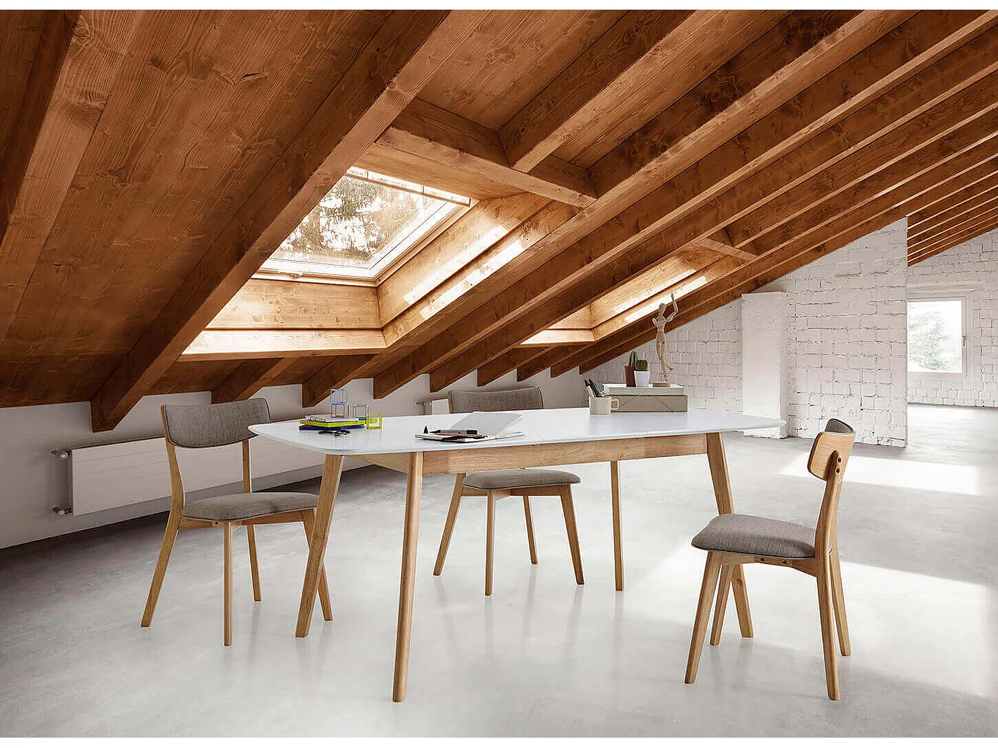 Table rectangulaire extensible scandinave blanc brillant et pieds bois clair Askin 140 à 180cm