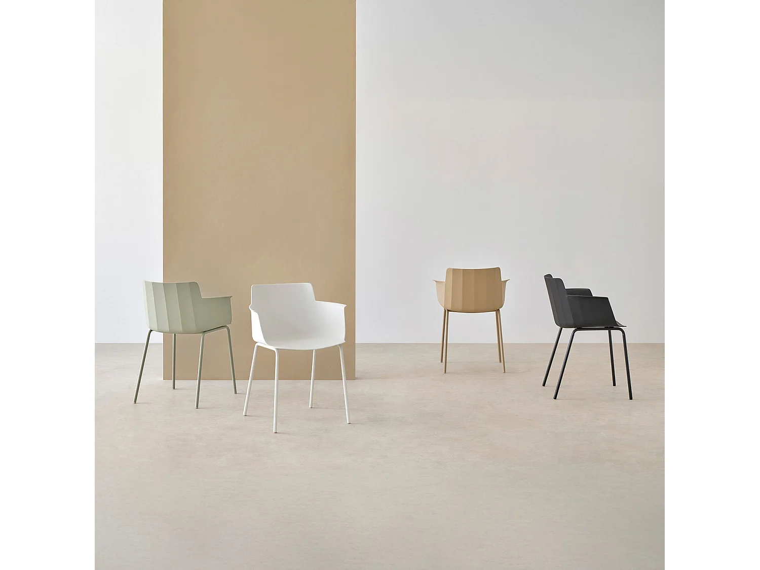 Chaise moderne avec accoudoirs en polypropylène et métal Kova-Couleur Noir