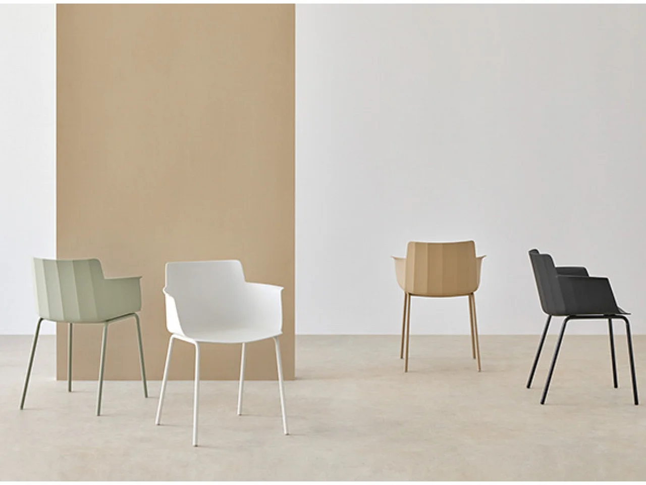 Chaise moderne avec accoudoirs en polypropylène et métal Kova-Couleur Beige