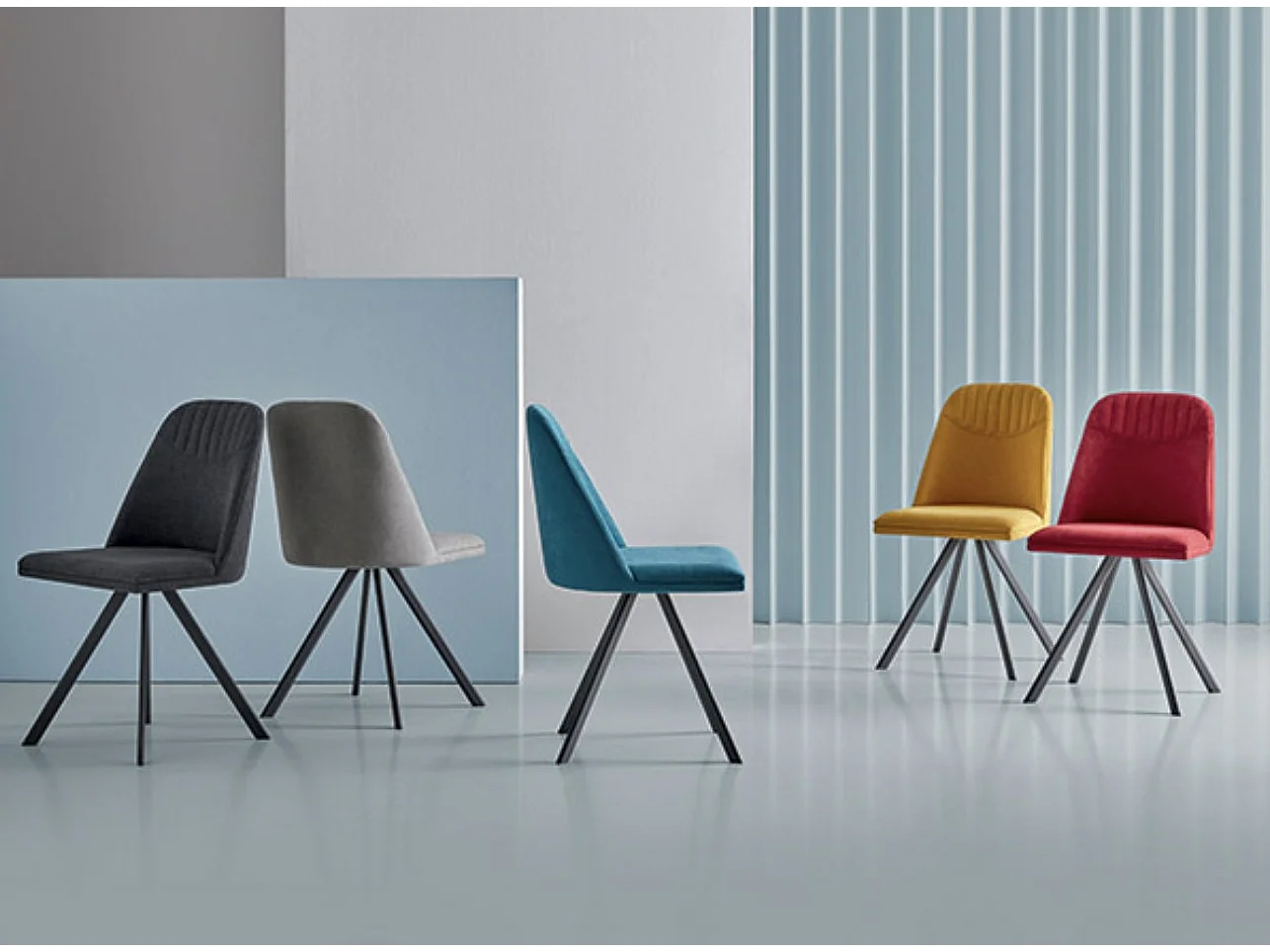 Chaise pivotante Kriza à 180º en tissu avec pieds en métal noir – Design contemporain-Couleur Beige clair