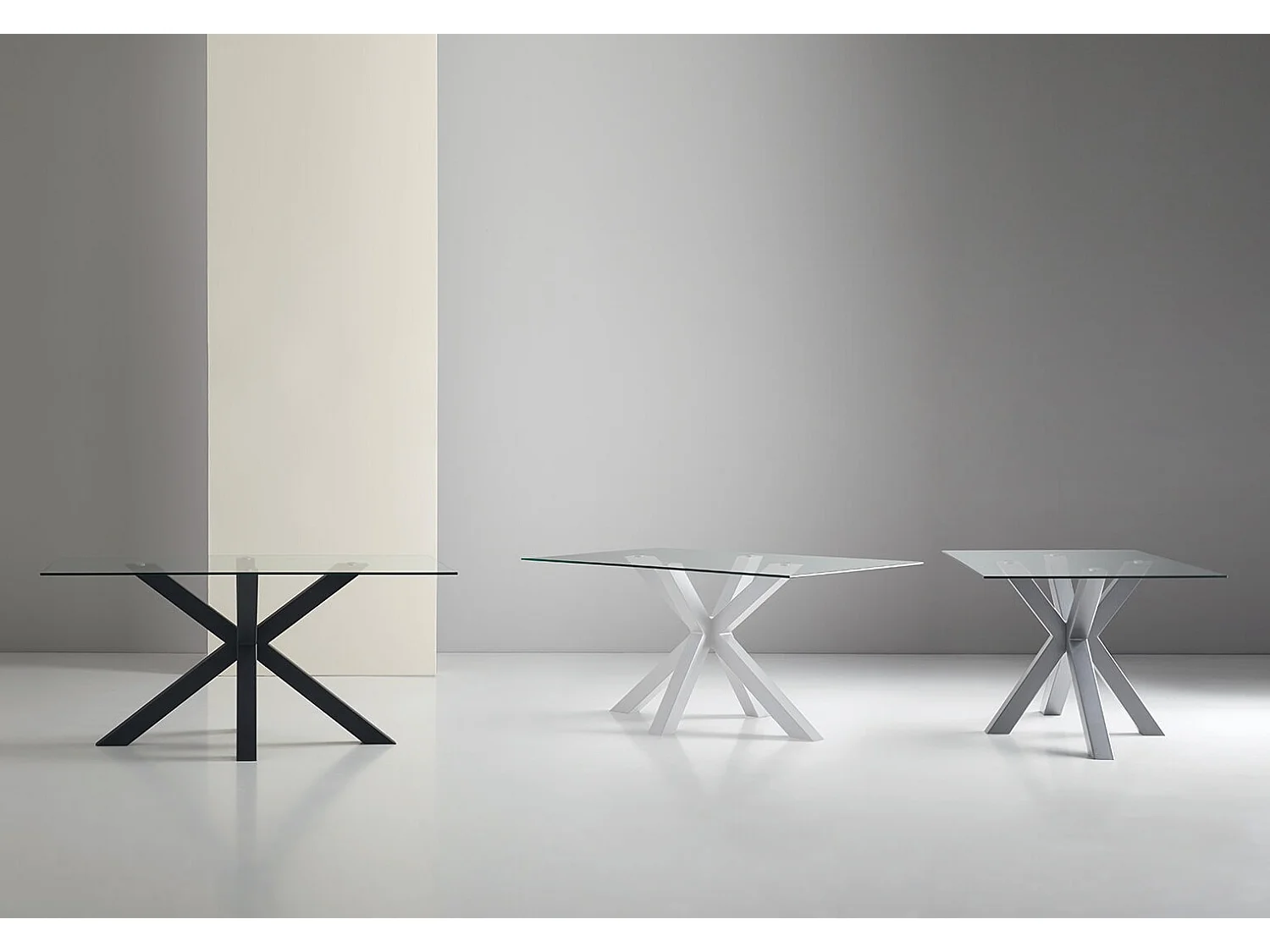 Table à manger moderne Trikano – Verre trempé et pieds métalliques-Couleur Noir-Largeur 140 cm