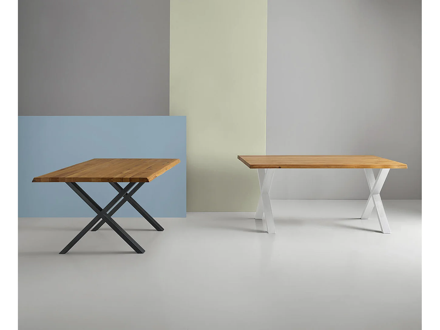 Mesa de comedor industrial Antika – Roble macizo claro y patas de metal en forma de X-Color Natural y negro-Anchura 200 cm