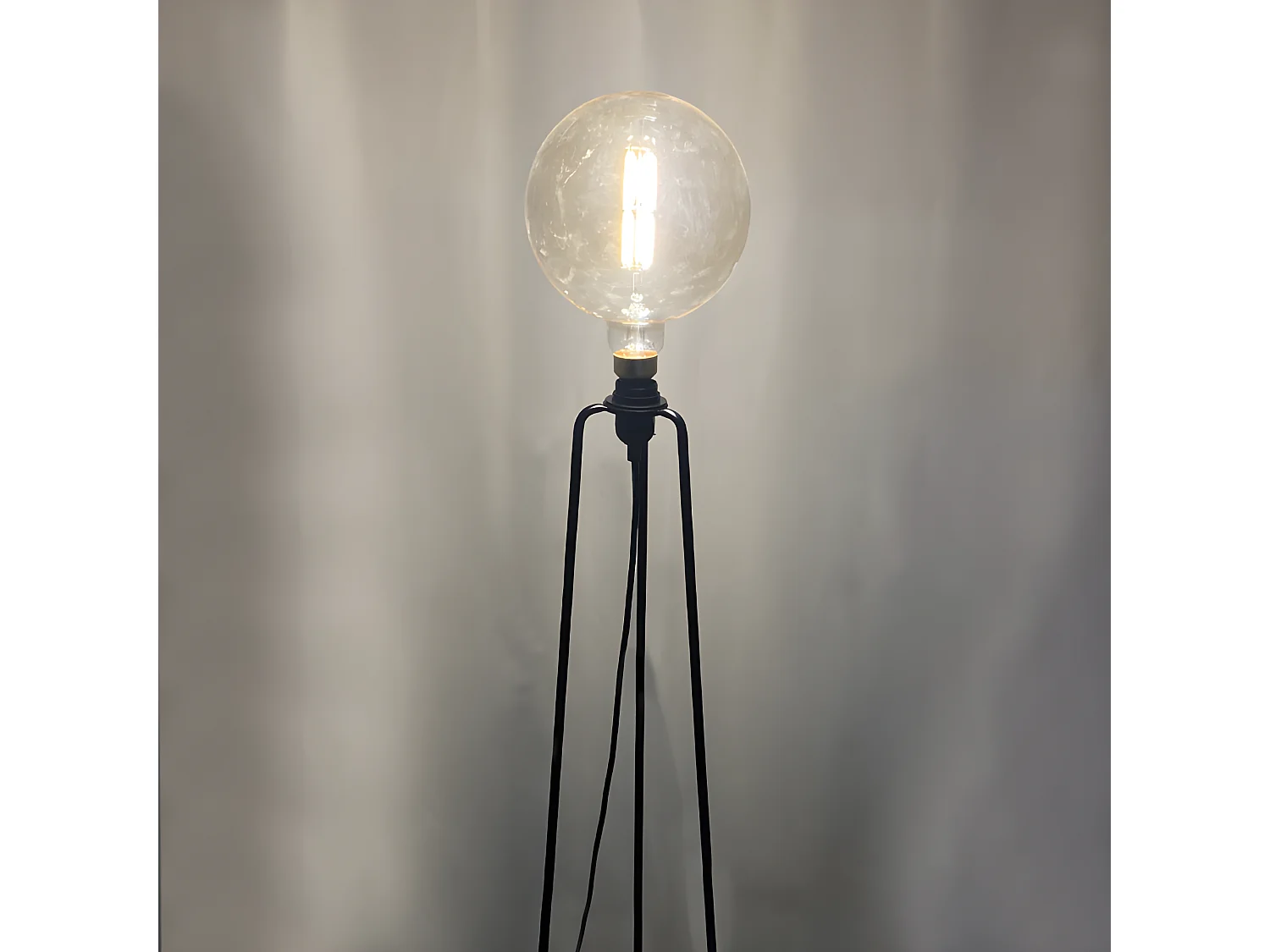 Lampadaire trépied filaire en métal noir et doré - PHARO 9289