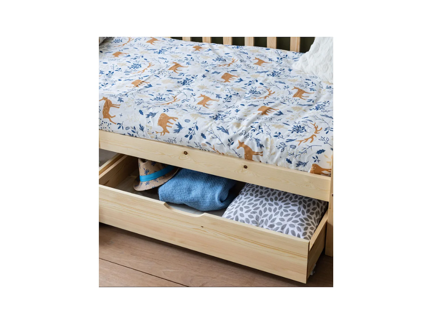 Lit avec tiroirs en bois naturel pour enfants