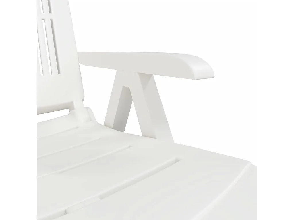 Sillón de plástico blanco.