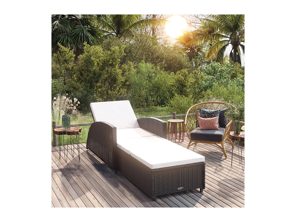 Poltrona lounge con cuscino bianco panna. Resina intrecciata Nera