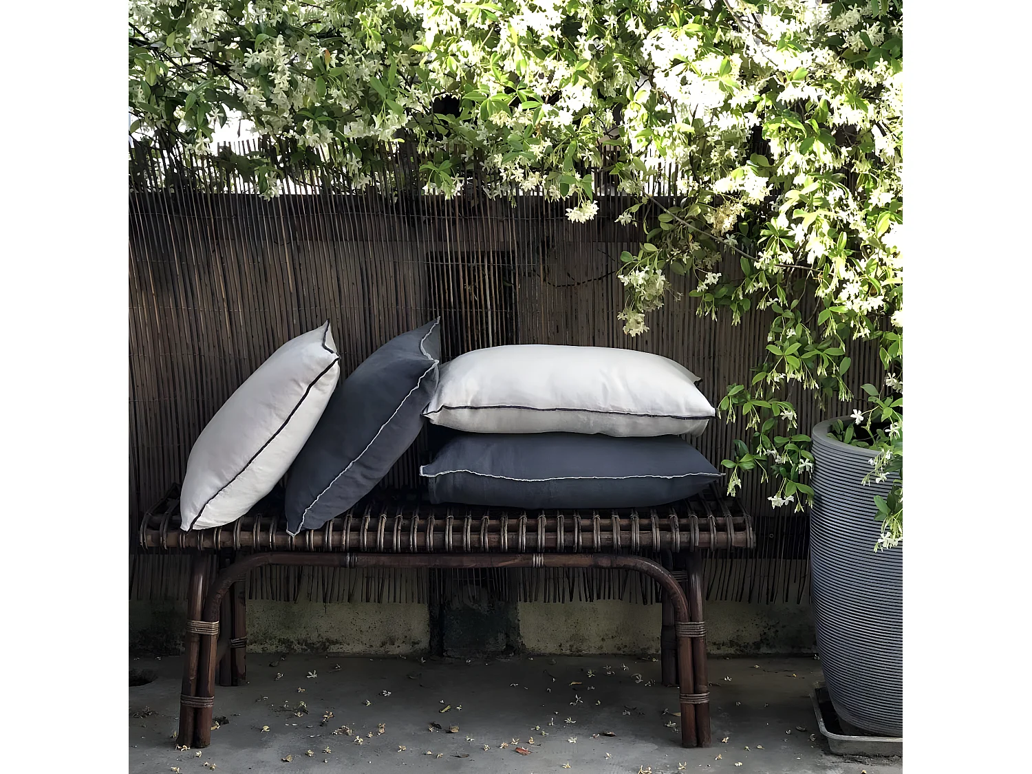 Coussin en lin lavé et surjet