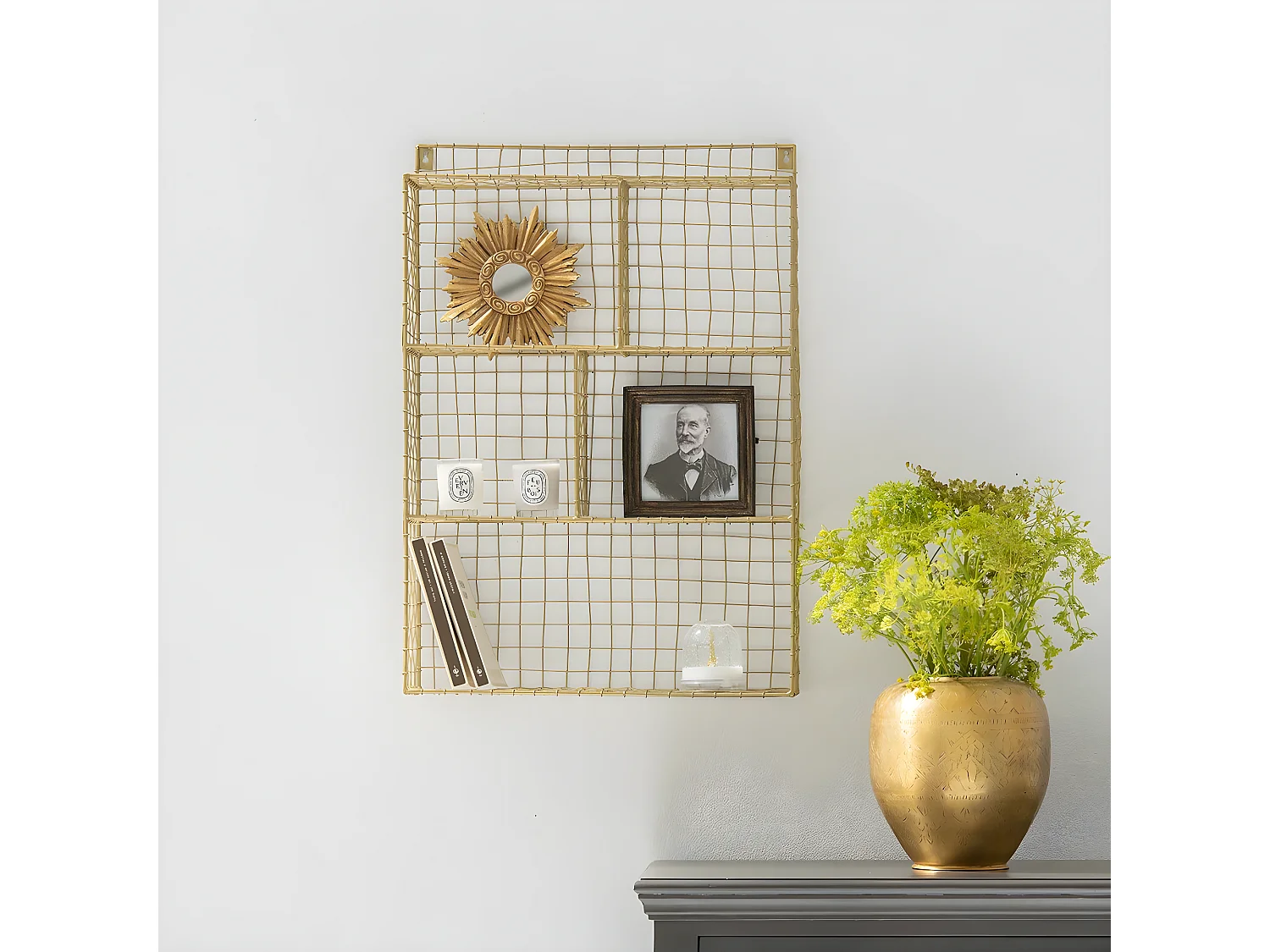 Estantería de pared de metal oro