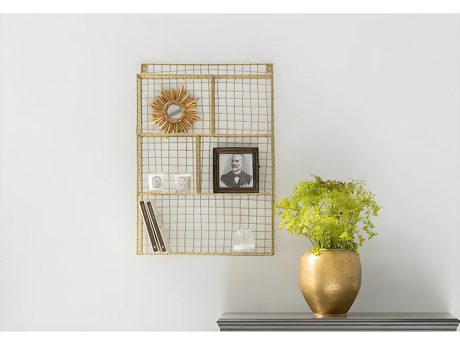 Estantería de pared de metal oro