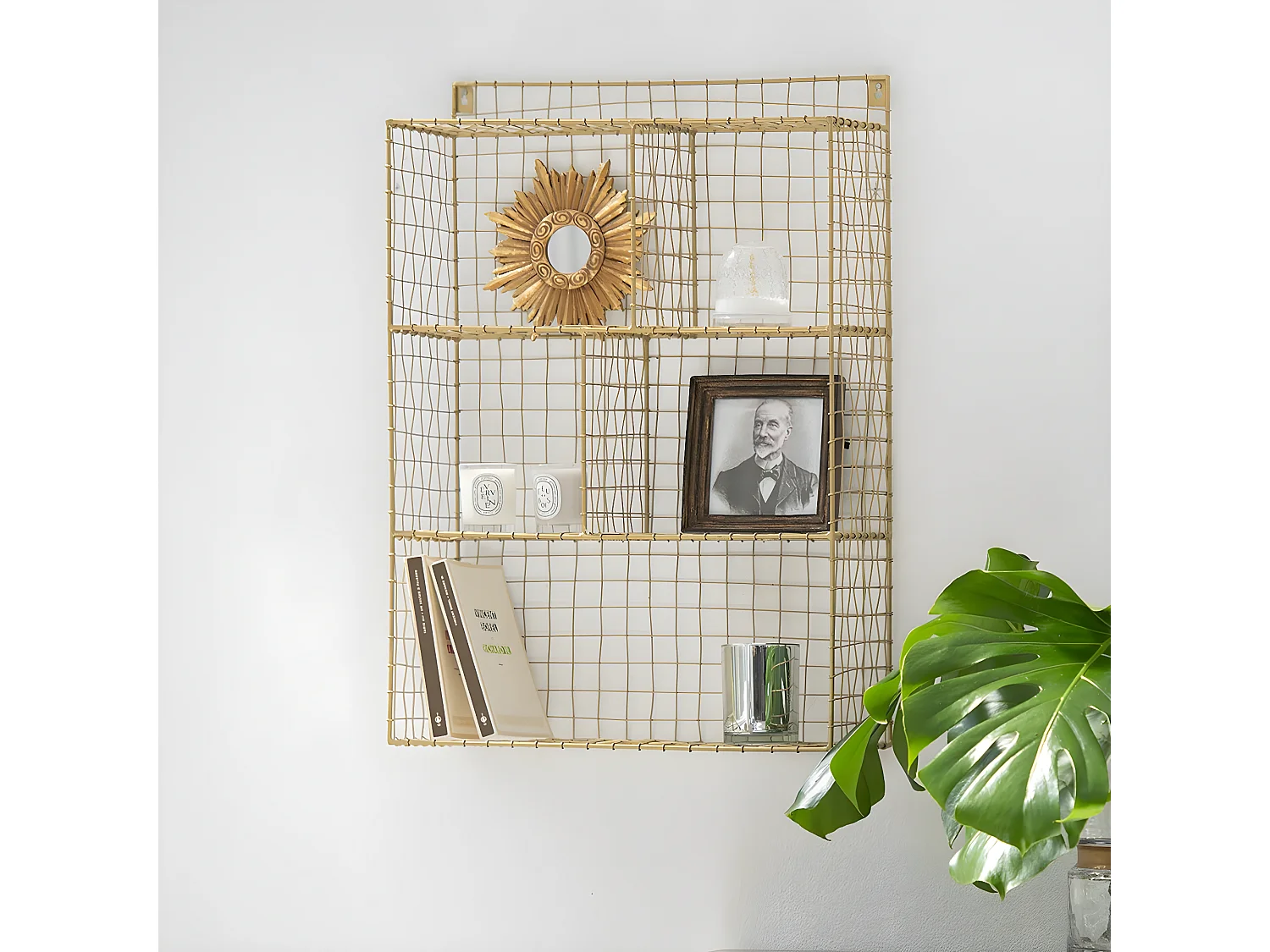 Estantería de pared de metal oro