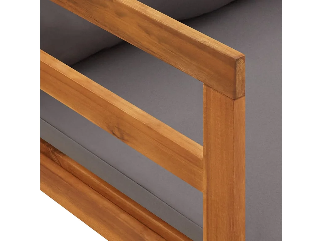 Poltrona lounge con cuscini grigio scuro. Legno massello di acacia