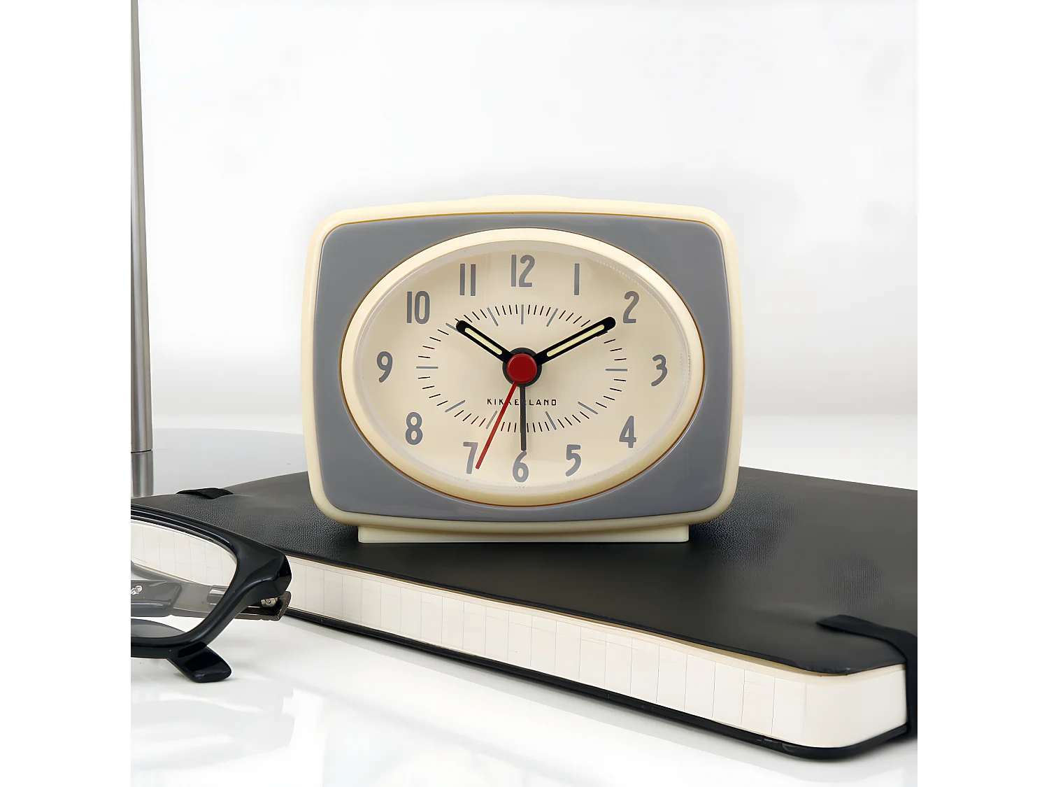 Vintage ronde grijze wekker Kikkerland met drukknop