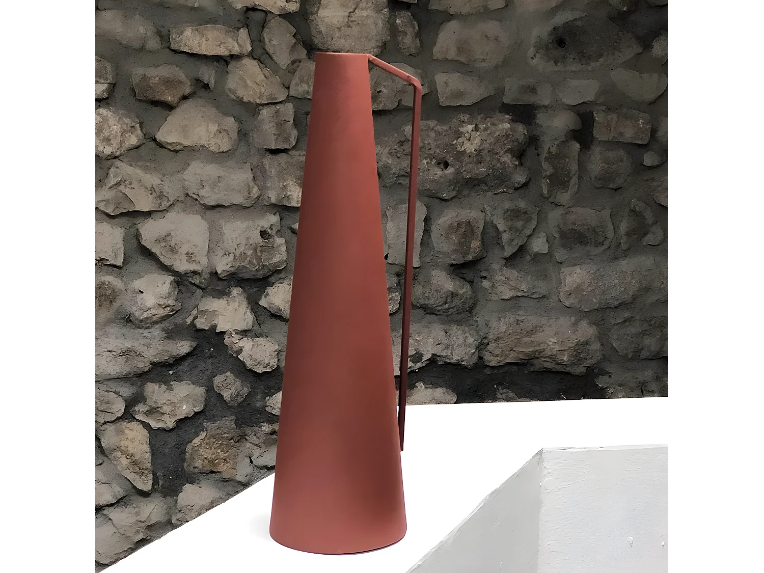 Vase conique à anse en métal