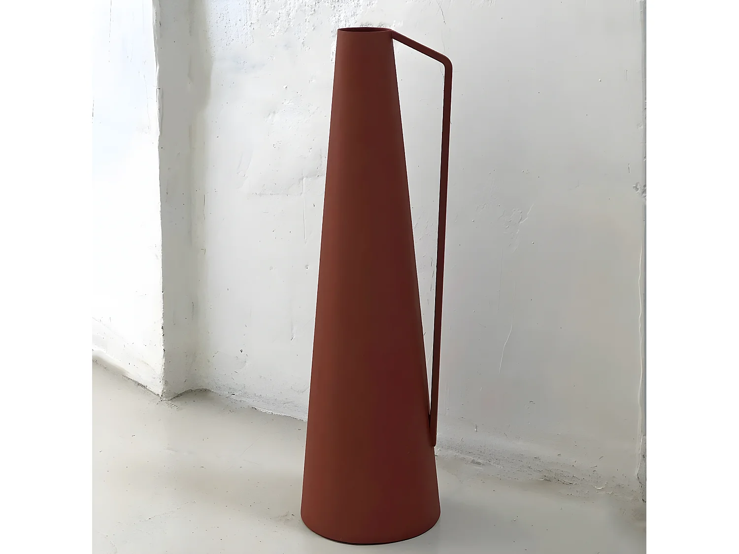 Vase conique à anse en métal