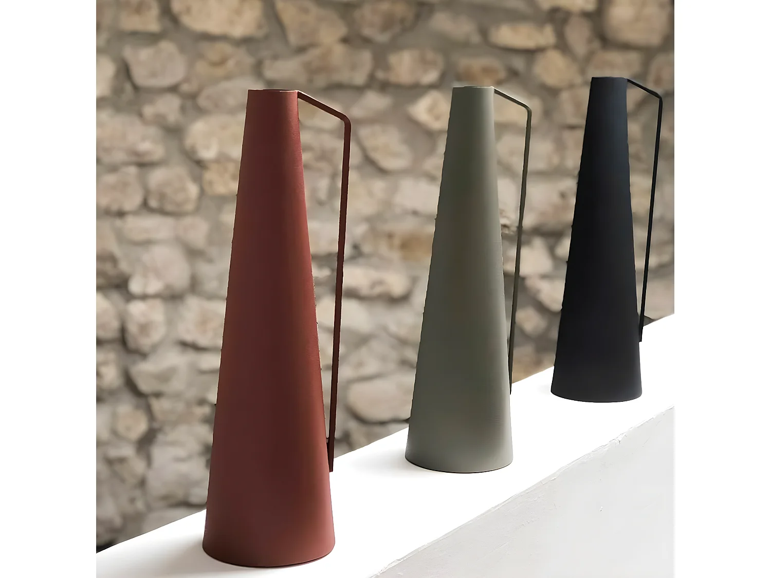 Vase conique à anse en métal