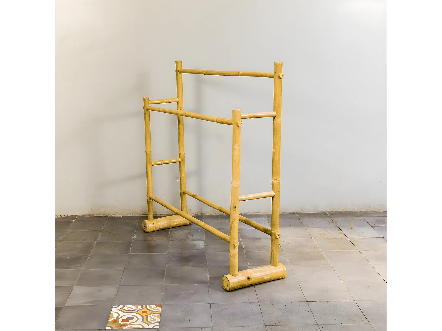 Toallero de bambú color marrón claro