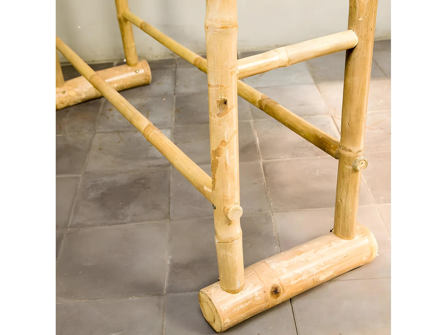 Toallero de bambú color marrón claro