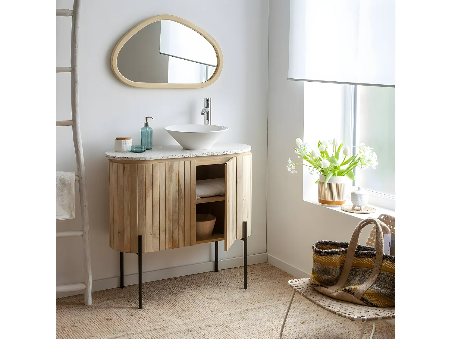 Mueble bajo lavabo de madera de mango y terrazo Lou - Estilo retro para baño