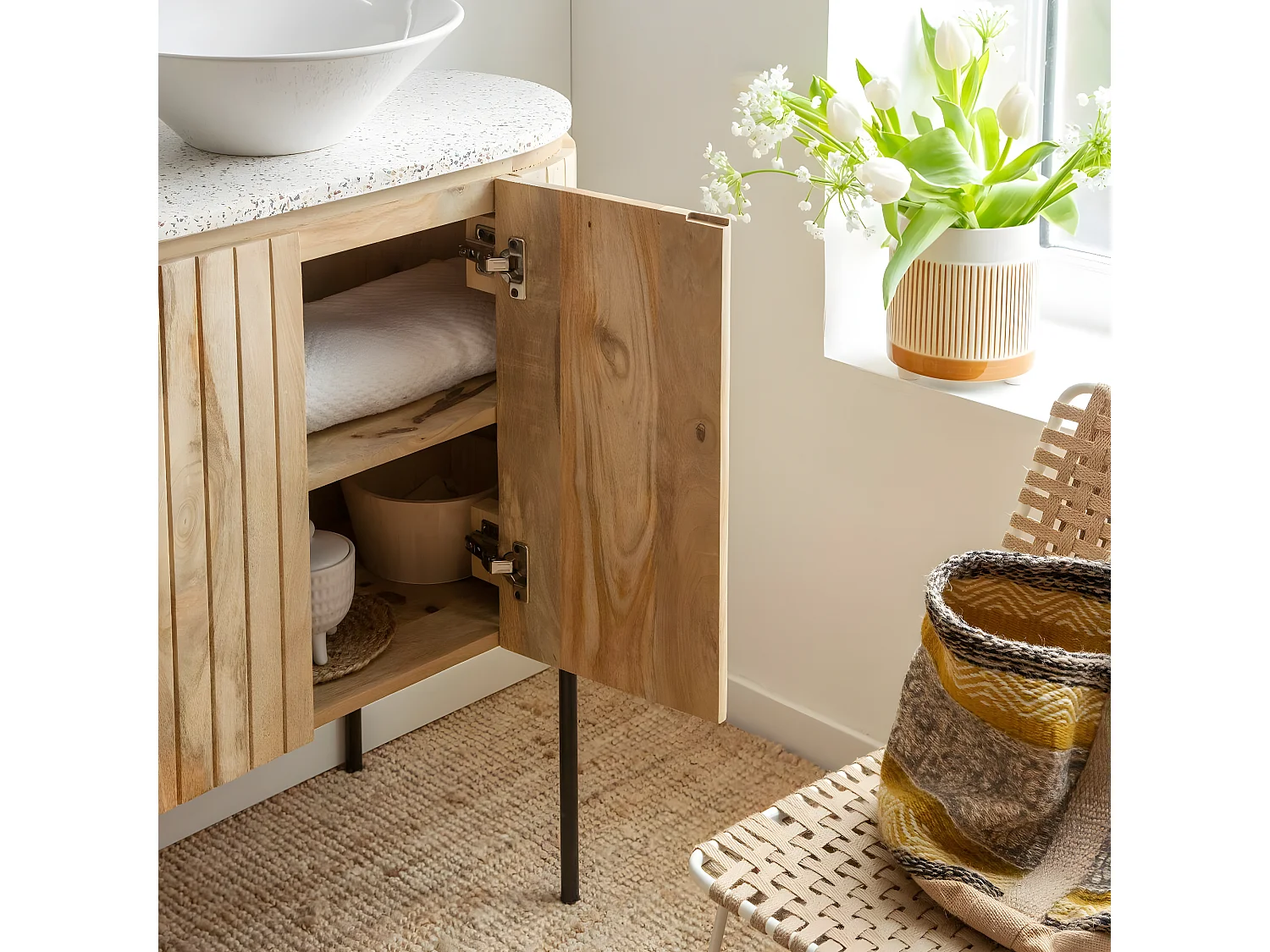 Mueble bajo lavabo de madera de mango y terrazo Lou - Estilo retro para baño