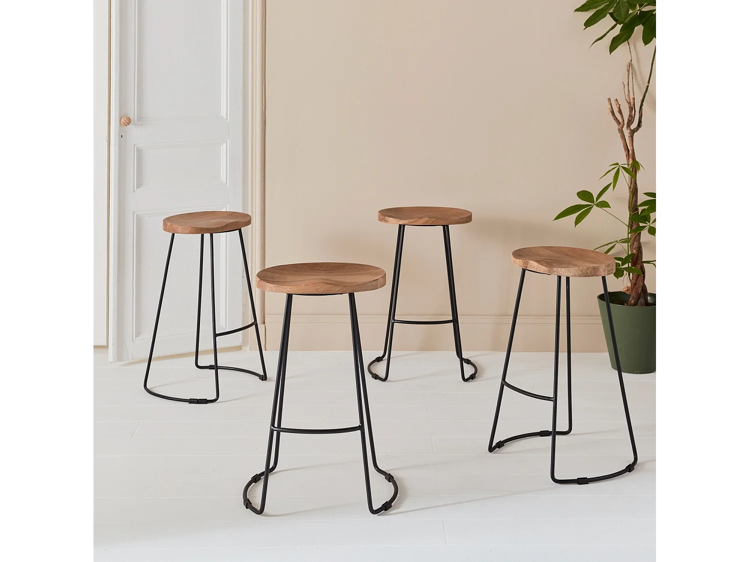 Lot de 4 tabourets de bars bois de manguier naturel et acier. avec repose pieds. 65cm