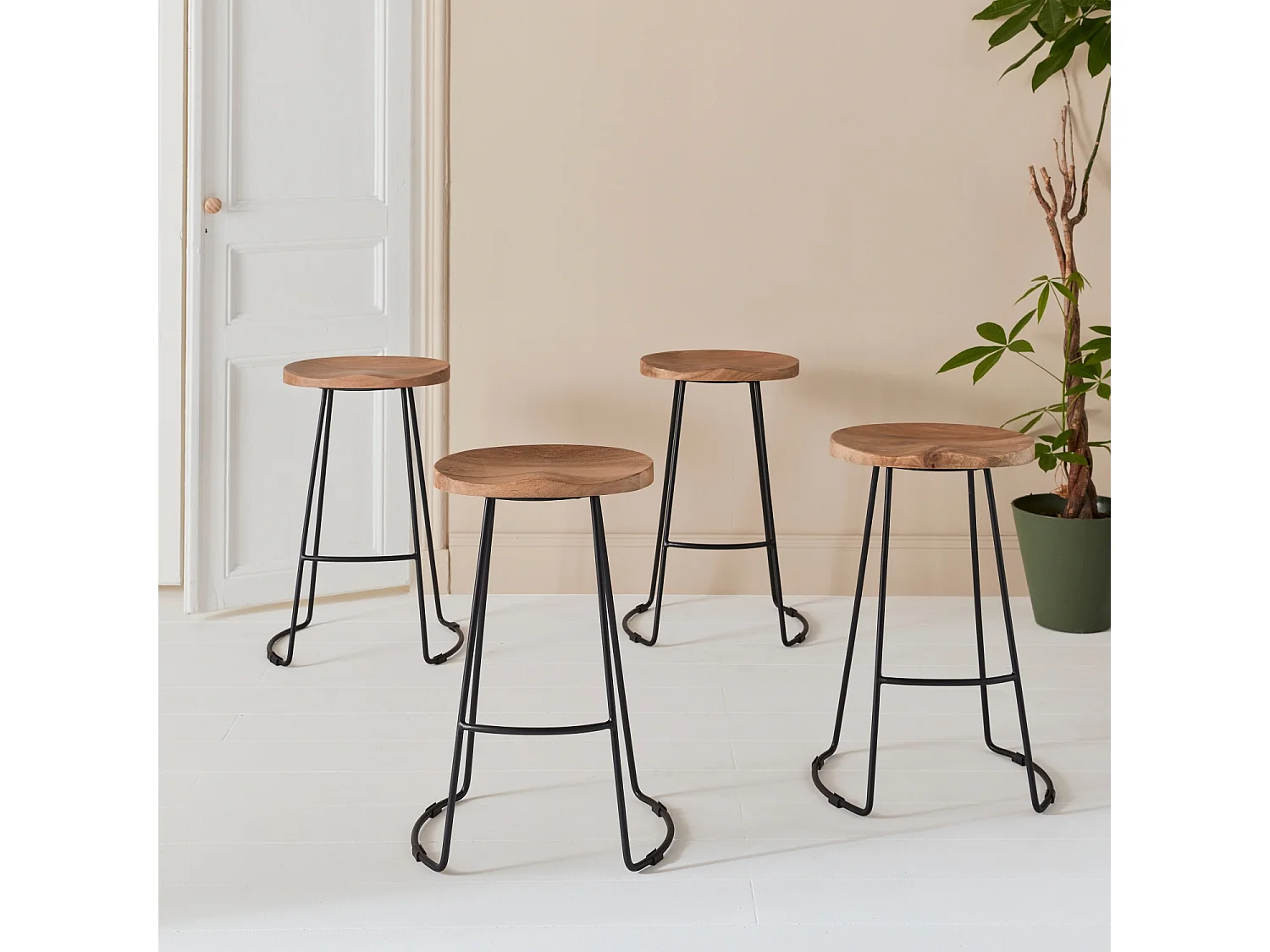 Lot de 4 tabourets de bars bois de manguier naturel et acier. avec repose pieds. 65cm