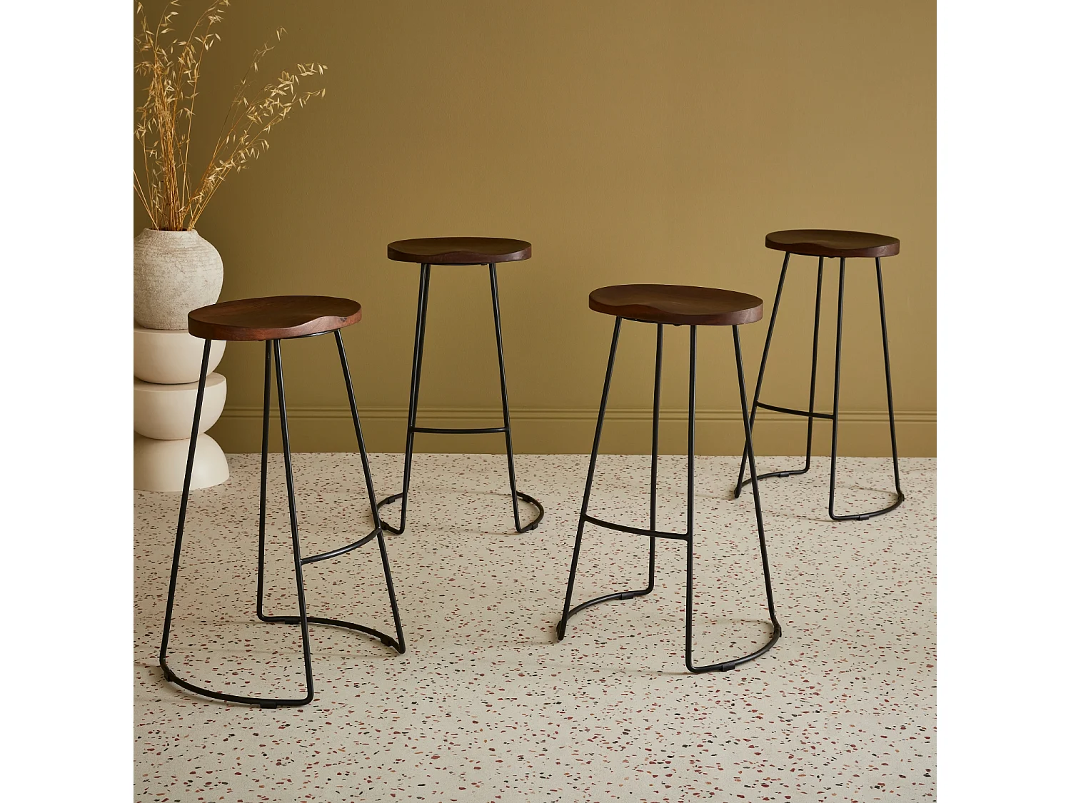 Lot de 4 tabourets de bar bois de manguier teinté noyer et acier. avec repose pieds. 75cm