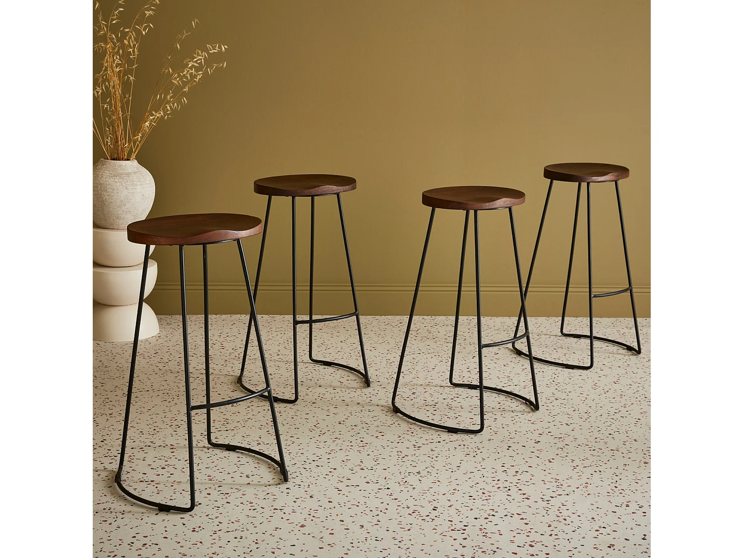 Lot de 4 tabourets de bar bois de manguier teinté noyer et acier. avec repose pieds. 75cm