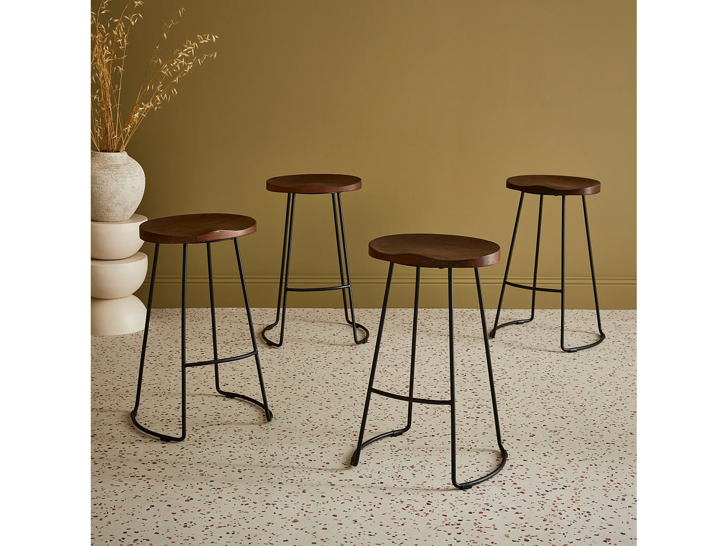 Set di 4 sgabelli da bar in legno di mango e acciaio, poggiapiedi,