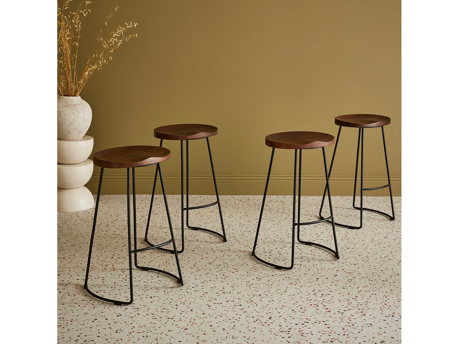 Set di 4 sgabelli da bar in legno di mango e acciaio, poggiapiedi,