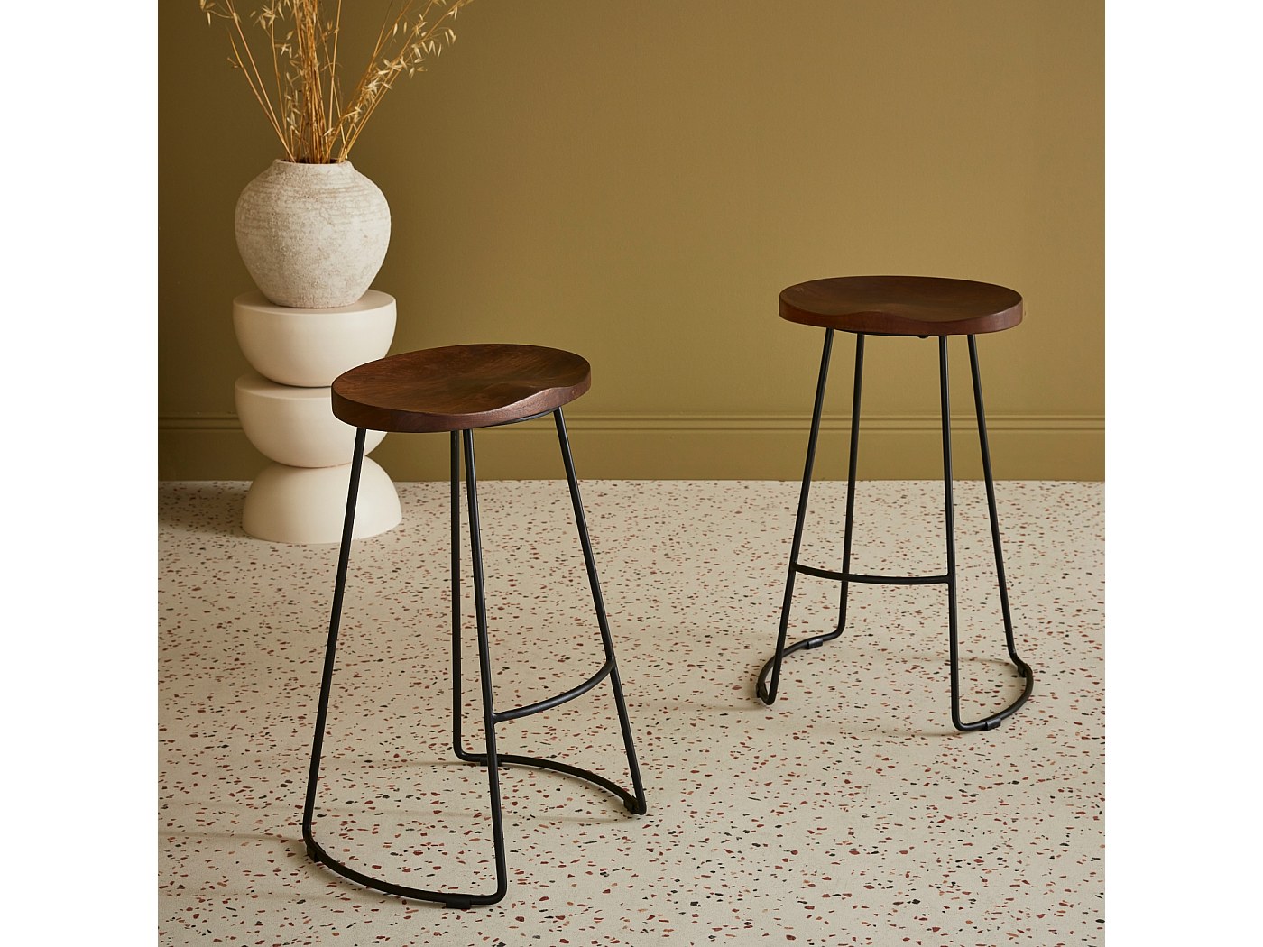 Set di sgabelli da bar in legno di mango e acciaio, poggiapiedi
