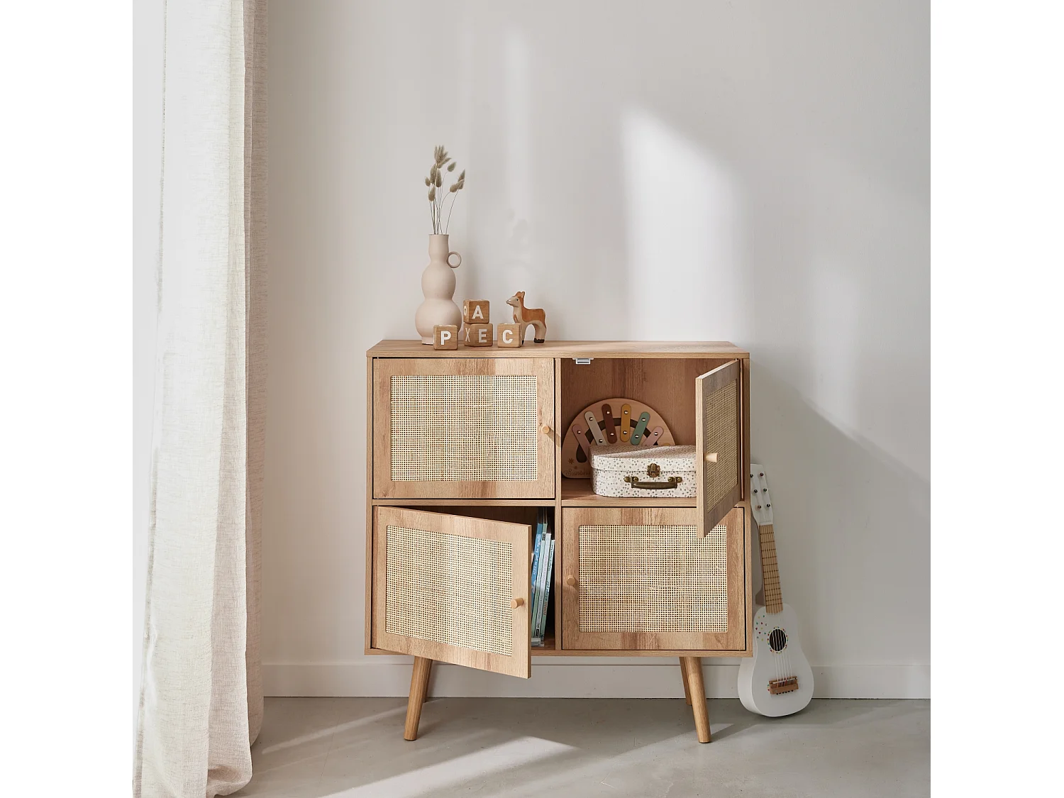 Cómoda infantil con efecto madera de 4 puertas natural