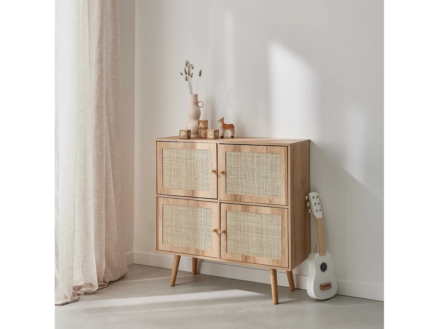 Cómoda infantil con efecto madera de 4 puertas natural