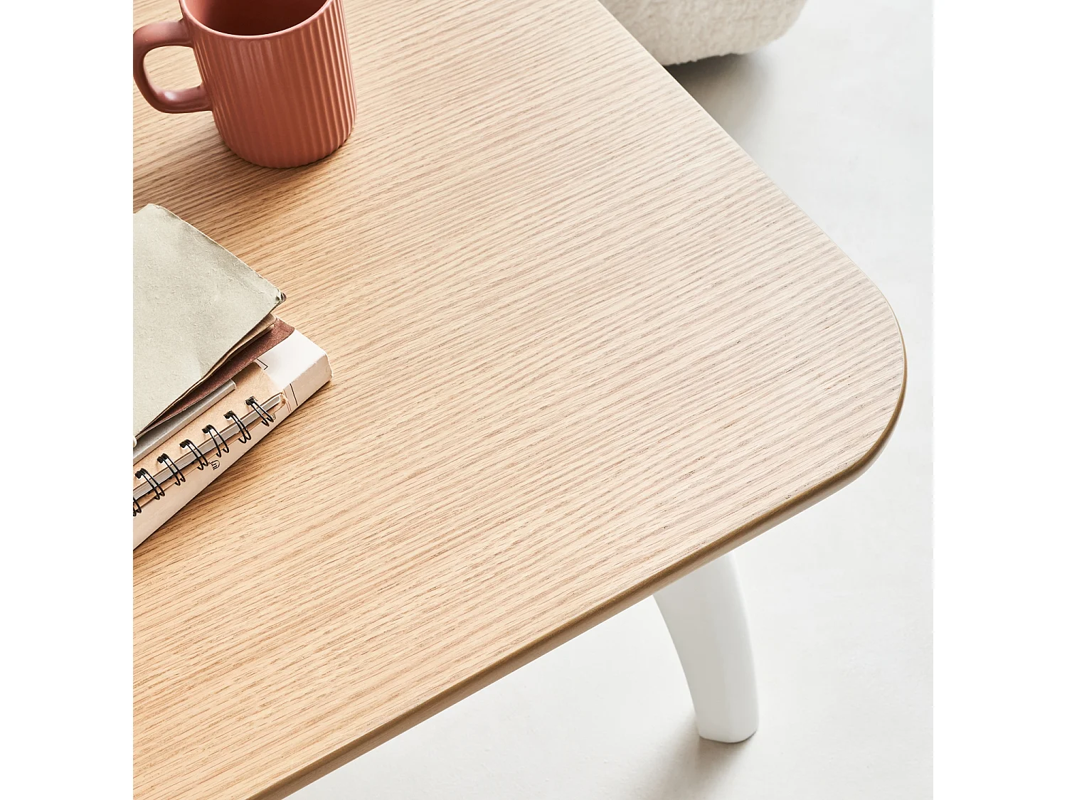 Tavolino rettangolare in mdf e impiallacciatura, bianco e naturale