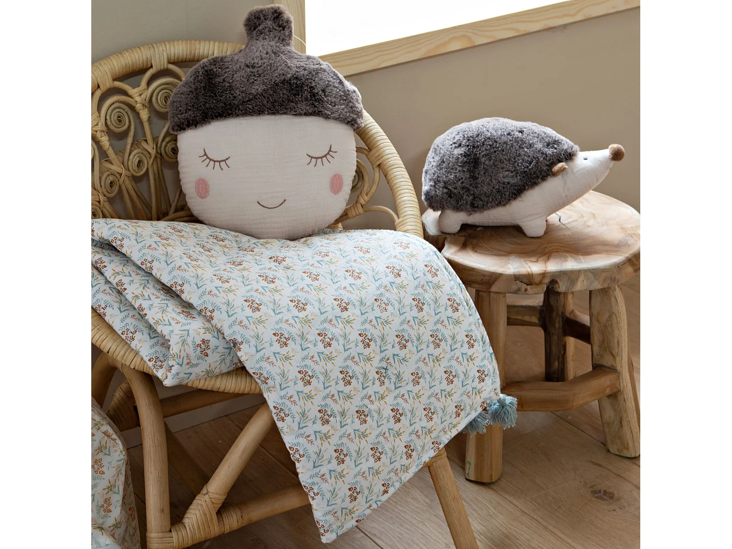 Knuffel in de vorm van een eikel roze 25x34x10cm