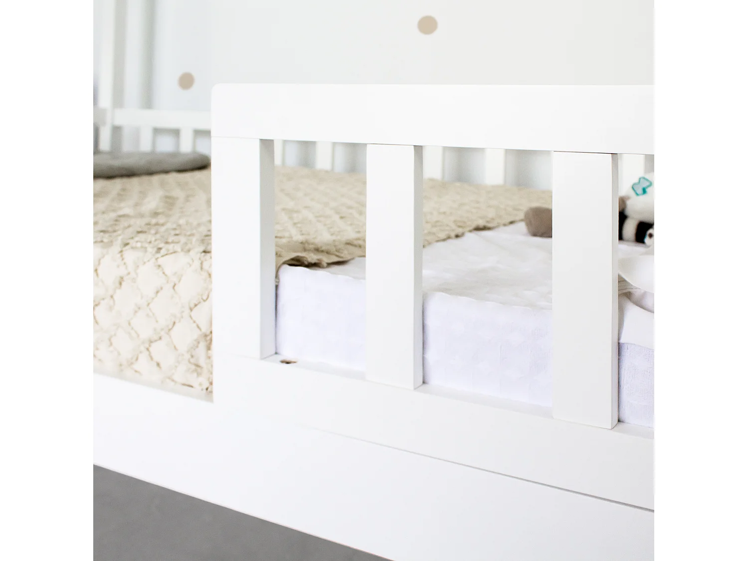 Lit cabane avec barrièrre + lit pieds pliants bois blanc 90x190cm