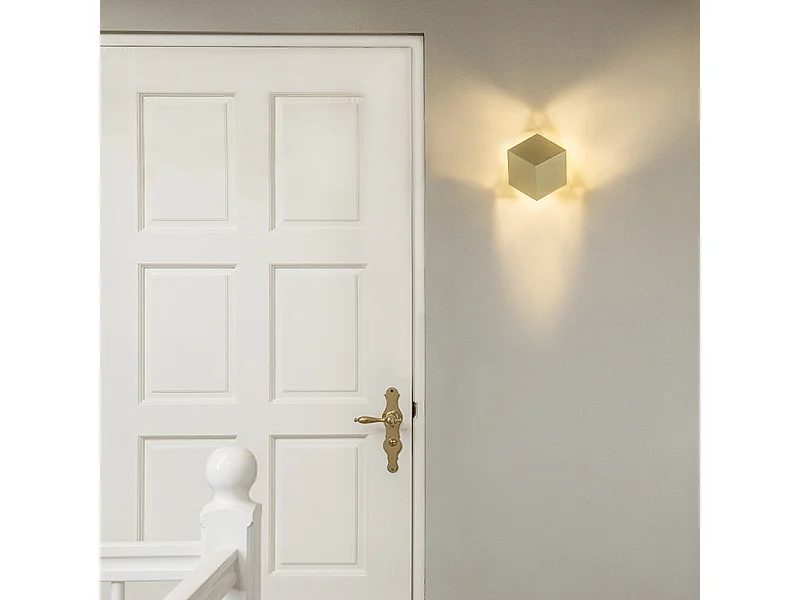 Applique murale moderne dorée avec effet de lumière - Cube