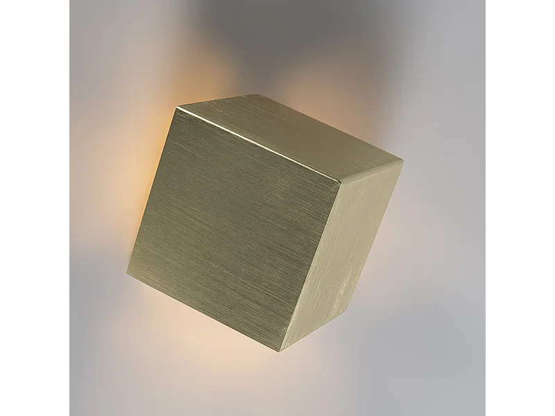 Applique murale moderne dorée avec effet de lumière - Cube