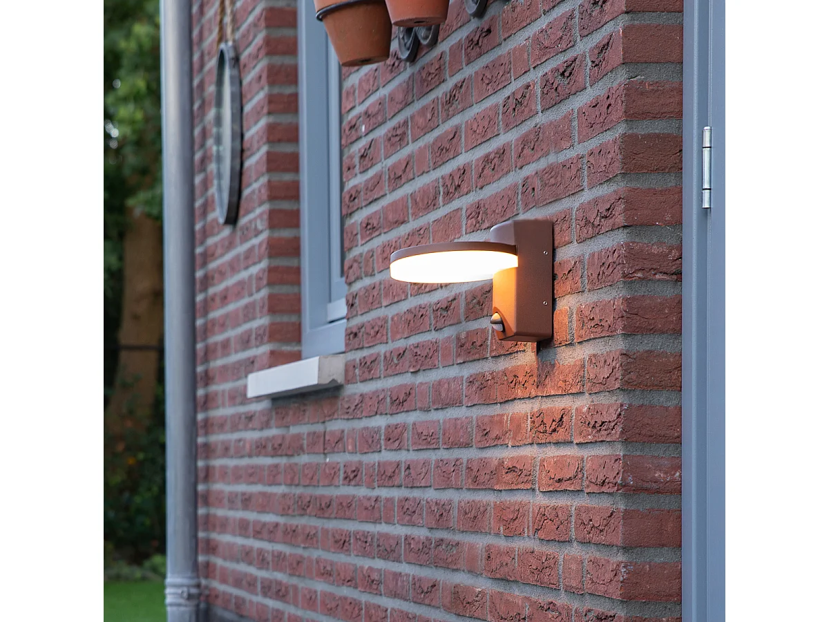 Applique d'extérieur brun rouille avec détecteur de mouvement LED IP54 - Esmee
