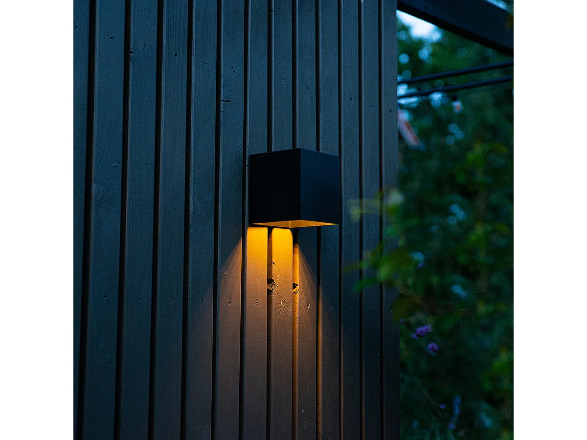 Applique d'extérieur noire avec feu de croisement et capteur sur solaire - Charlotte