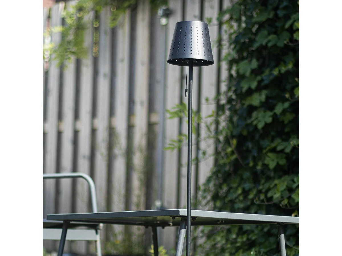 Lampadaire d'extérieur noir avec LED à intensité variable sur 3 niveaux sur énergie solaire - Ferre