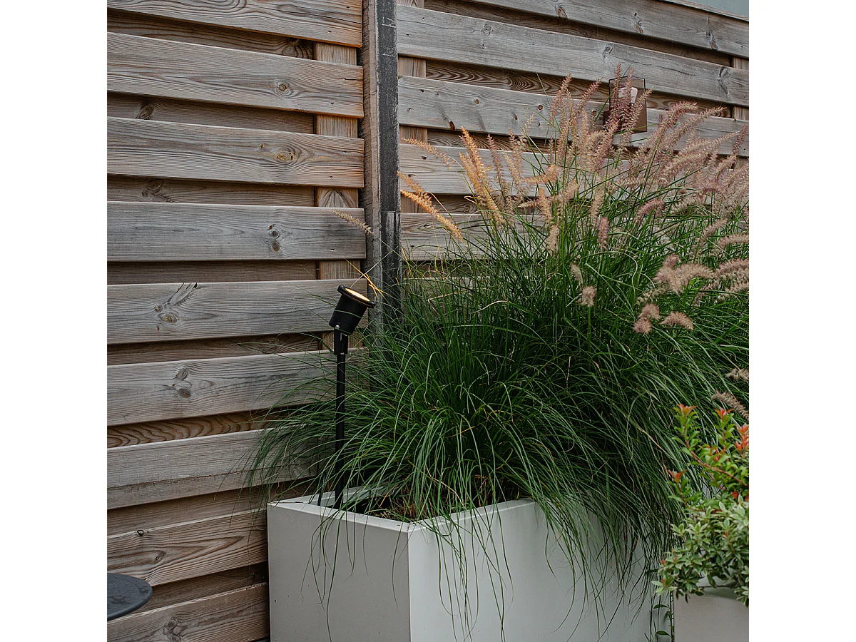 Spot orientable à piquer noir réglable IP44 avec cordon et prise - Basic