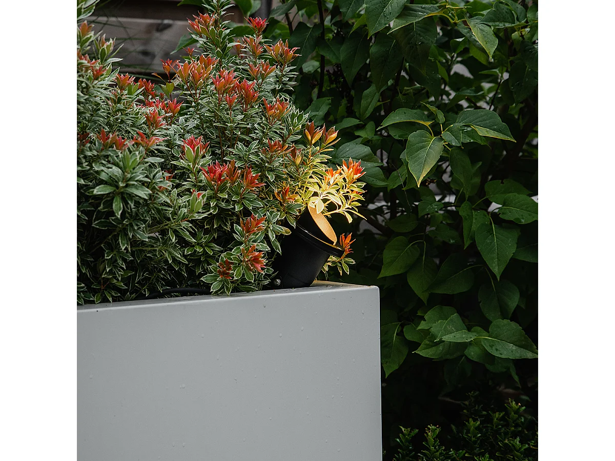 Projecteur de jardin à piquer noir avec cordon et prise IP65 - Done